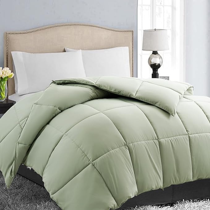 EASELAND King Size Down Alternative Comforter by EASELAND