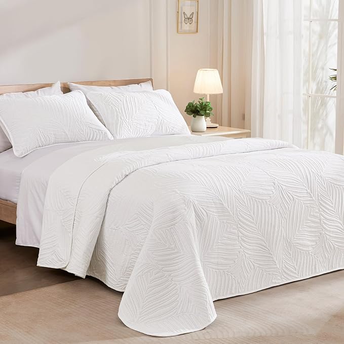 Exclusivo Mezcla California King Quilt Bedding Set, Lightweight White Quilts - Image 2